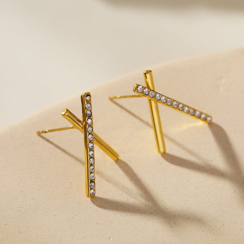 TESSA : Boucles d'oreilles à barres croisées avec pierres précieuses en zircone.