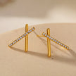 TESSA : Boucles d'oreilles à barres croisées avec pierres précieuses en zircone.