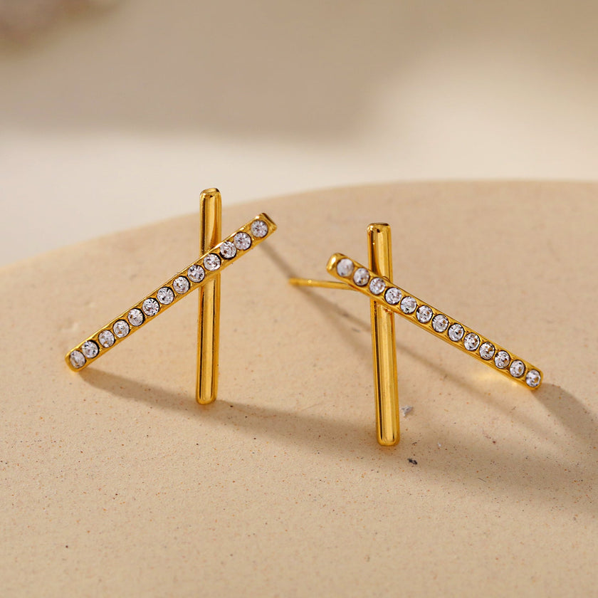 TESSA : Boucles d'oreilles à barres croisées avec pierres précieuses en zircone.