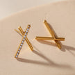 TESSA : Boucles d'oreilles à barres croisées avec pierres précieuses en zircone.