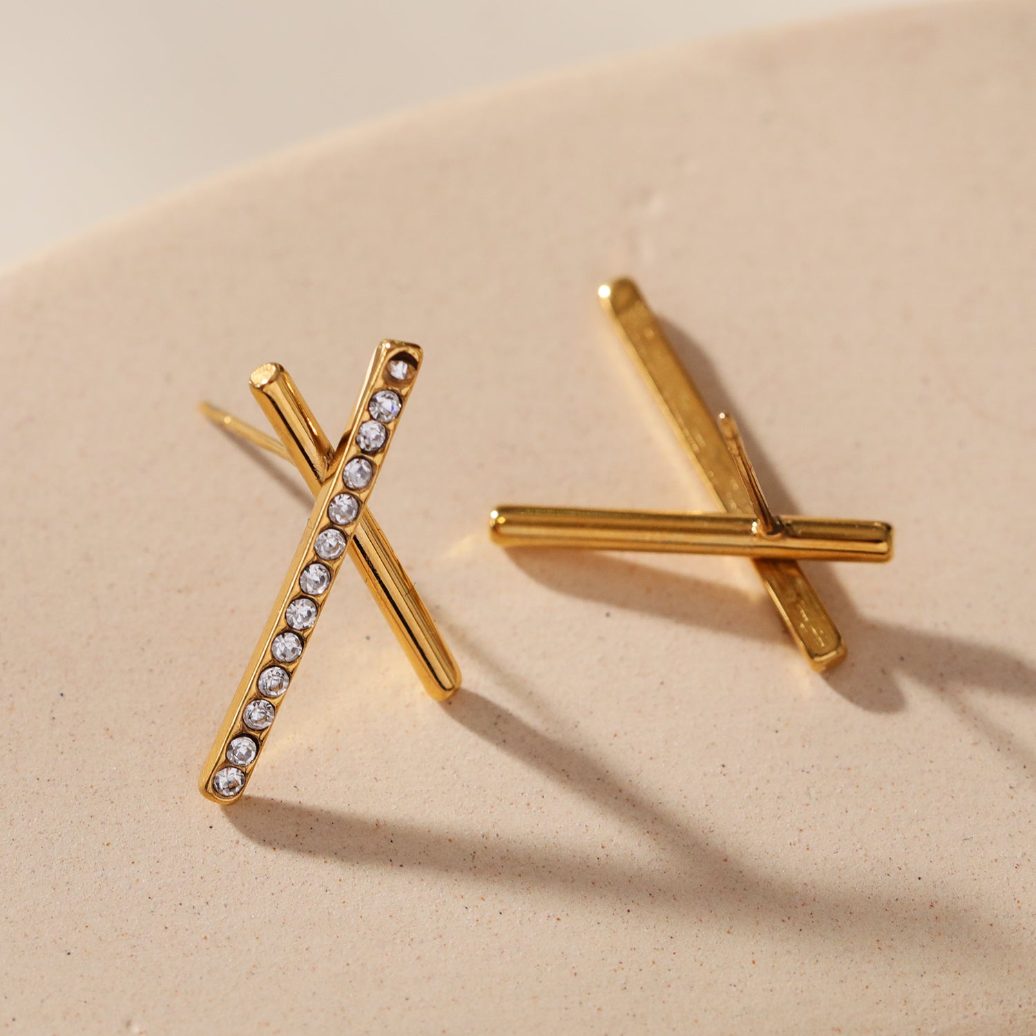 TESSA : Boucles d'oreilles à barres croisées avec pierres précieuses en zircone.