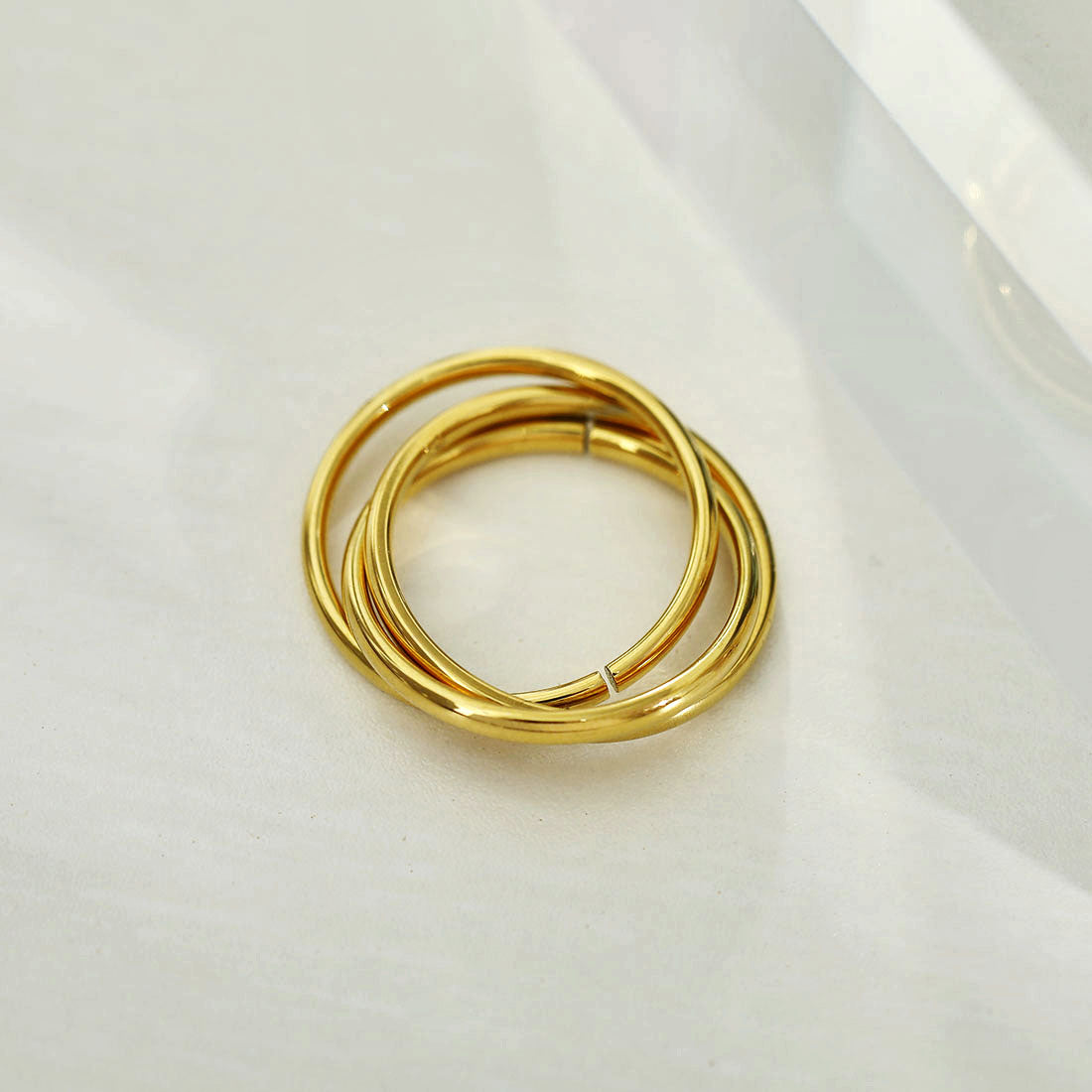 ESTELLA : Bague en or à trois anneaux entrelacés.