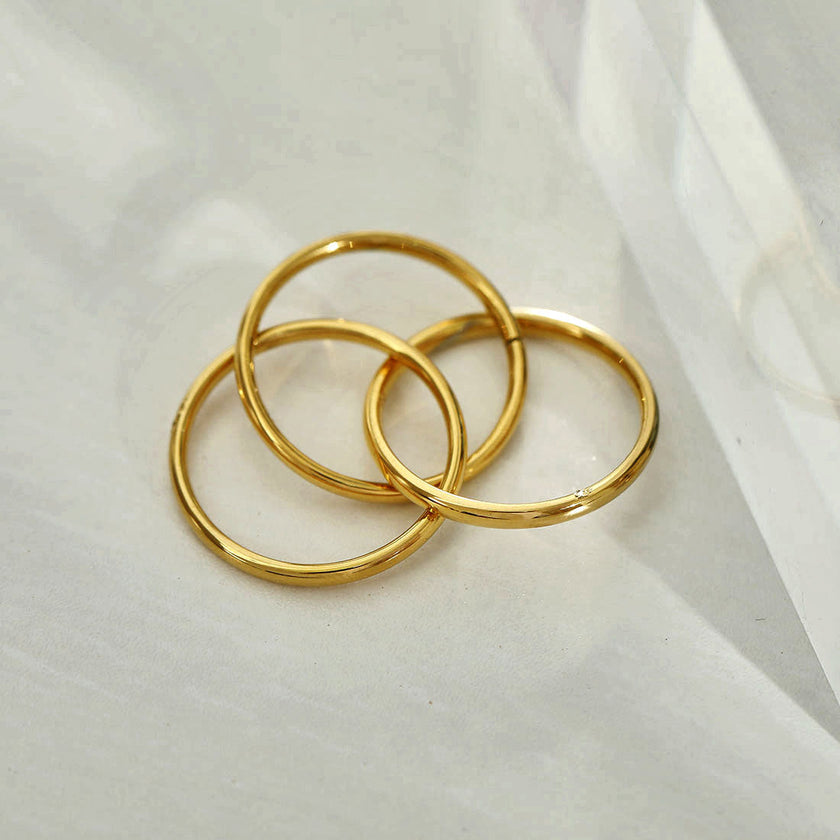 ESTELLA : Bague en or à trois anneaux entrelacés.