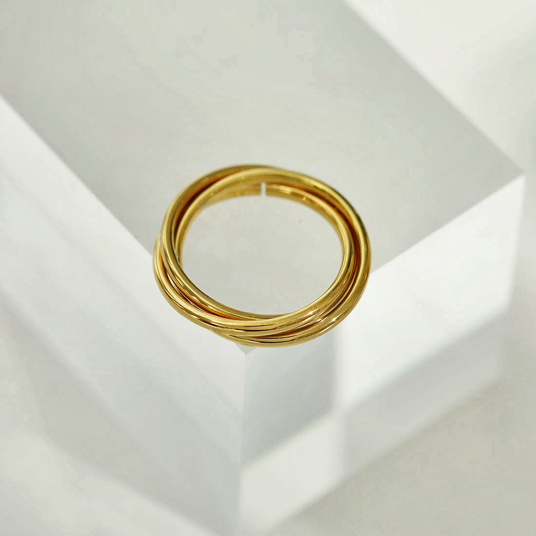 ESTELLA : Bague en or à trois anneaux entrelacés.