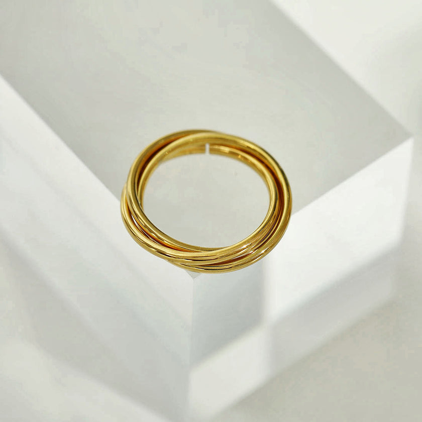 ESTELLA : Bague en or à trois anneaux entrelacés.