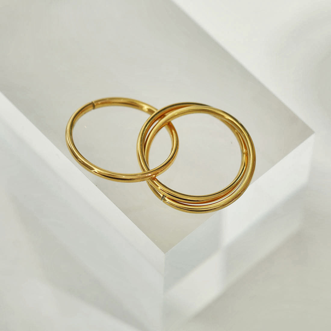 ESTELLA : Bague en or à trois anneaux entrelacés.