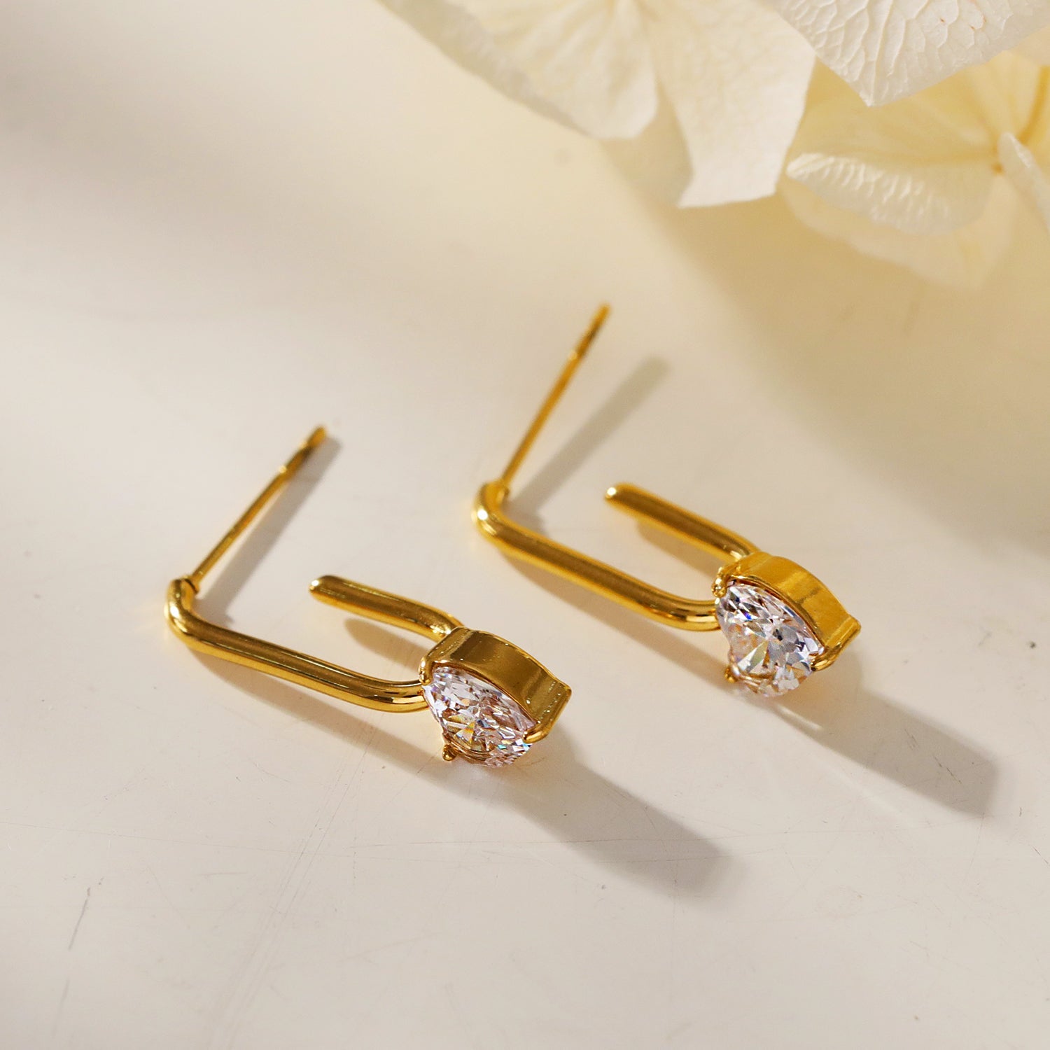 ARETE : Timeless Romance - Boucles d'oreilles en forme de trombone avec pierres précieuses en forme de cœur