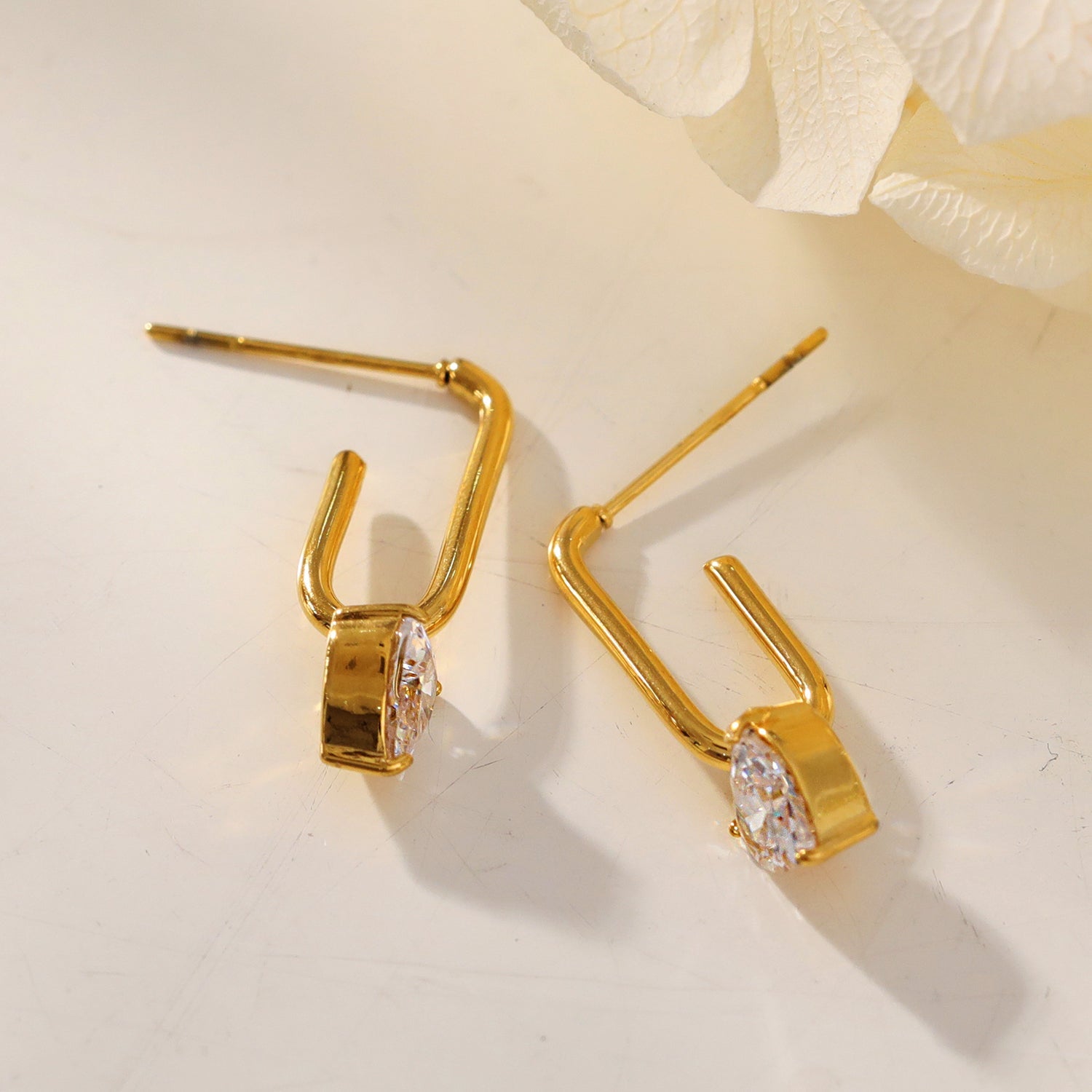 ARETE : Timeless Romance - Boucles d'oreilles en forme de trombone avec pierres précieuses en forme de cœur