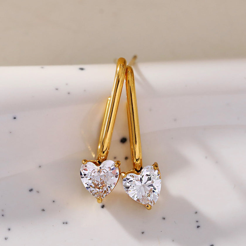ARETE : Timeless Romance - Boucles d'oreilles en forme de trombone avec pierres précieuses en forme de cœur
