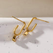 ARETE : Timeless Romance - Boucles d'oreilles en forme de trombone avec pierres précieuses en forme de cœur