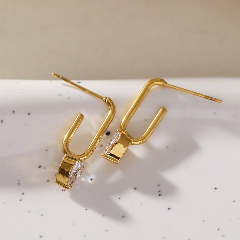 ARETE : Timeless Romance - Boucles d'oreilles en forme de trombone avec pierres précieuses en forme de cœur