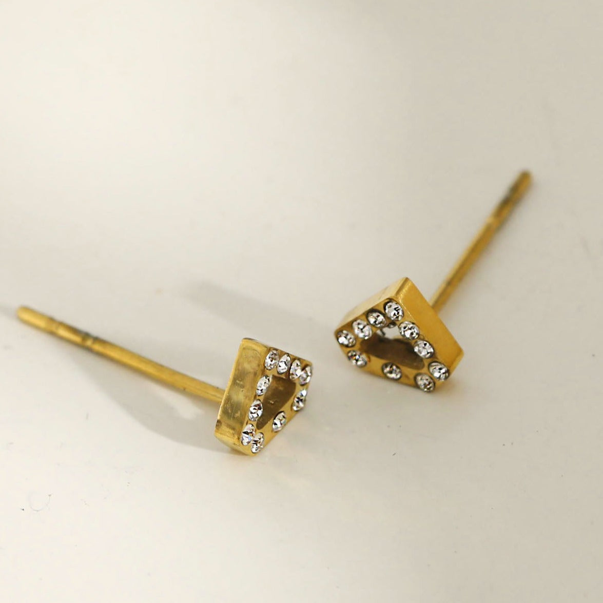 Boucles d'oreilles ULLA géométriques en zircone.