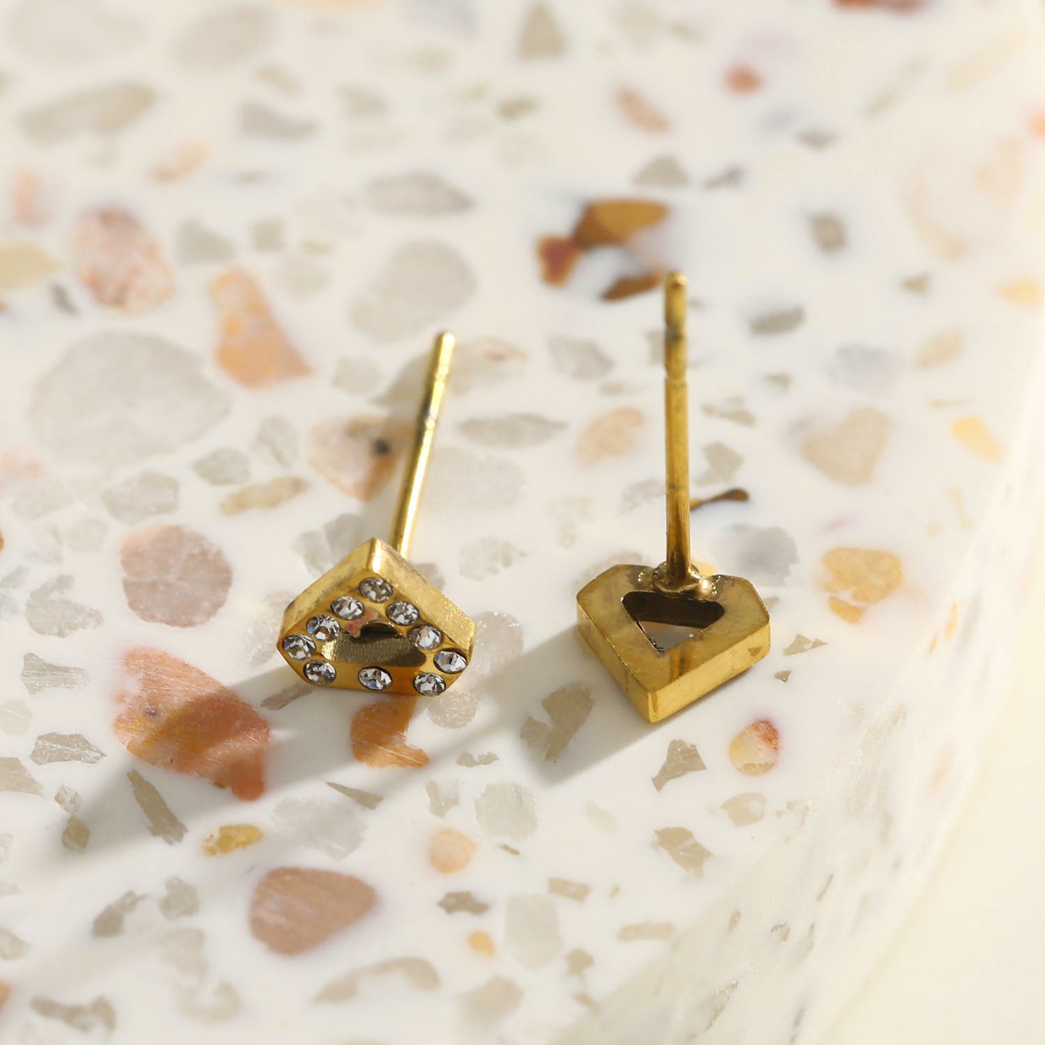 Boucles d'oreilles ULLA géométriques en zircone.