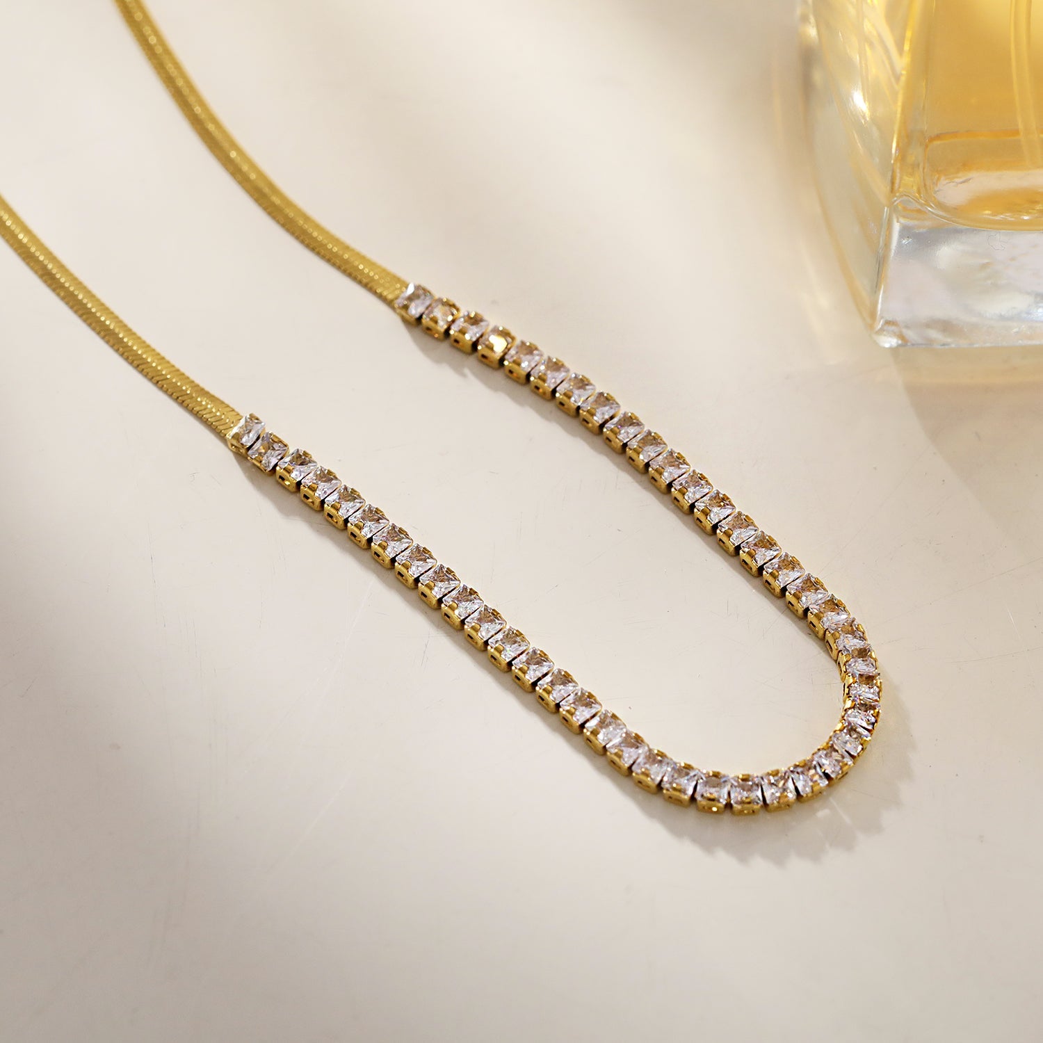 MESTIA : Collier combiné avec chaînes à texture peau de serpent et chaînes tennis.