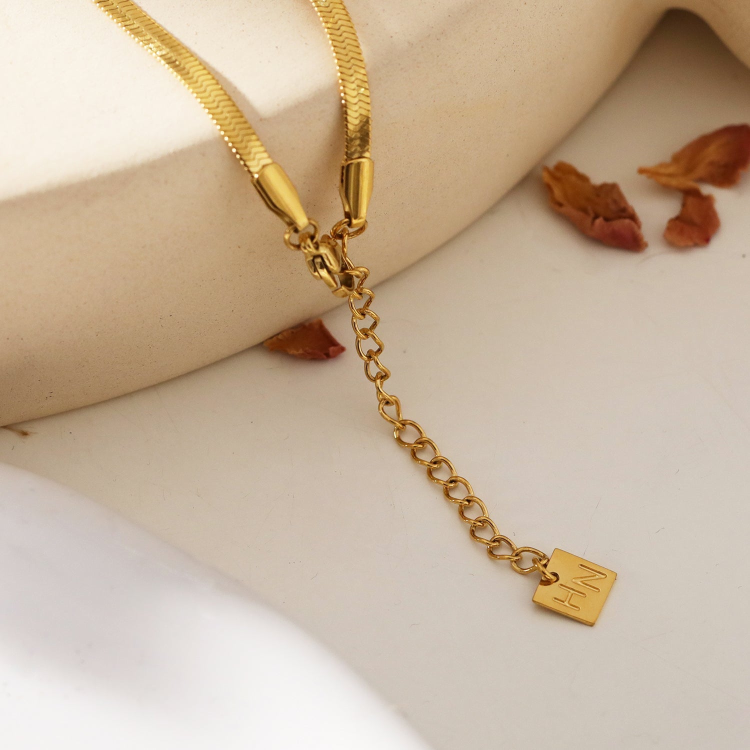 MESTIA : Collier combiné avec chaînes à texture peau de serpent et chaînes tennis.
