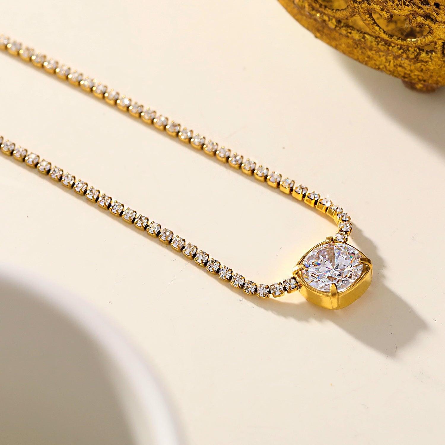 AURA : Collier avec pendentif en zircone serti dans un cadre sur une chaîne à perles de mini-zircone.