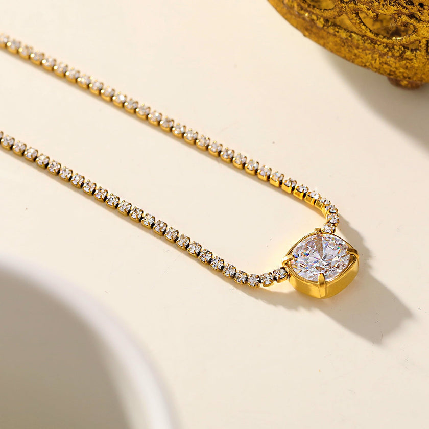 AURA : Collier avec pendentif en zircone serti dans un cadre sur une chaîne à perles de mini-zircone.