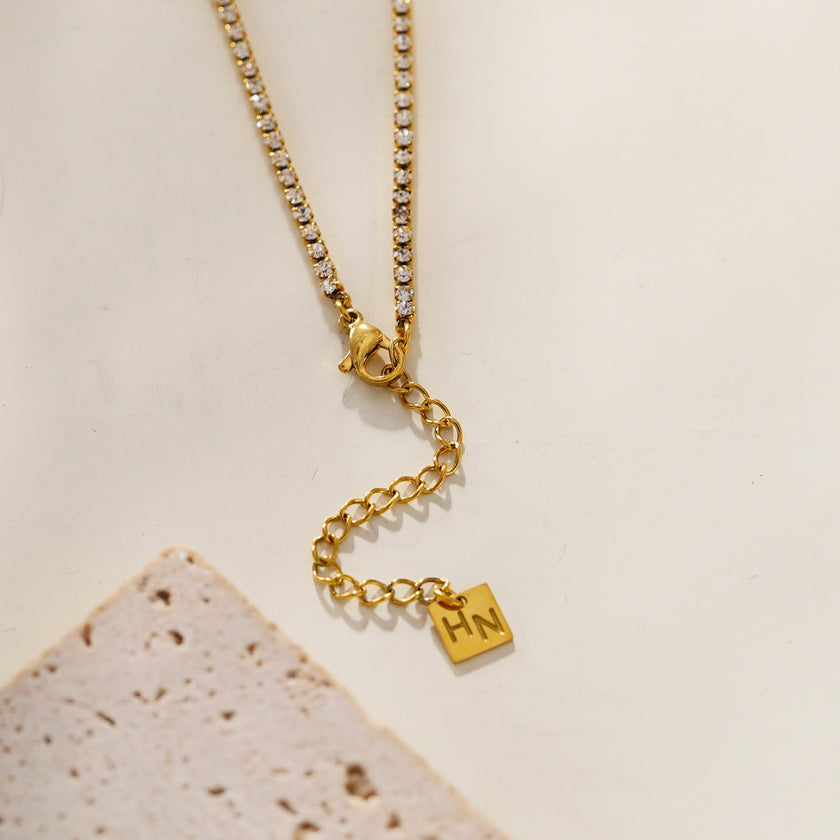 AURA : Collier avec pendentif en zircone serti dans un cadre sur une chaîne à perles de mini-zircone.