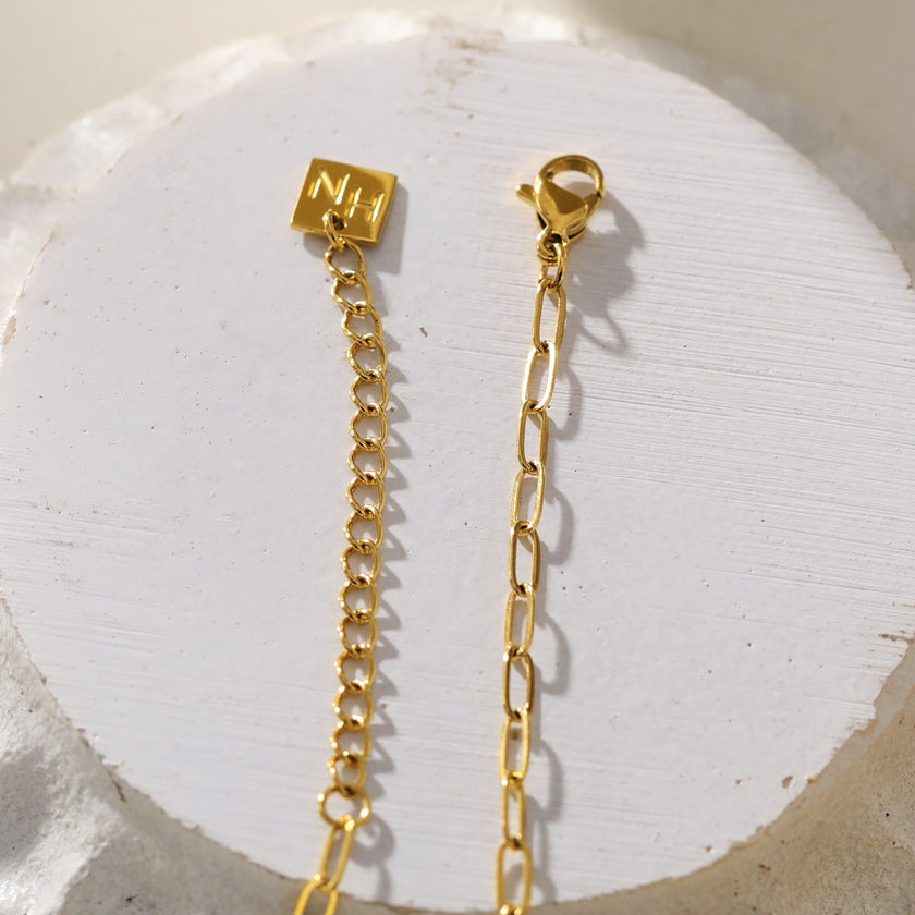 Style ALARA: Mini Paper Clip Chain Anchoring a Patterned Heart Charm in Gold
