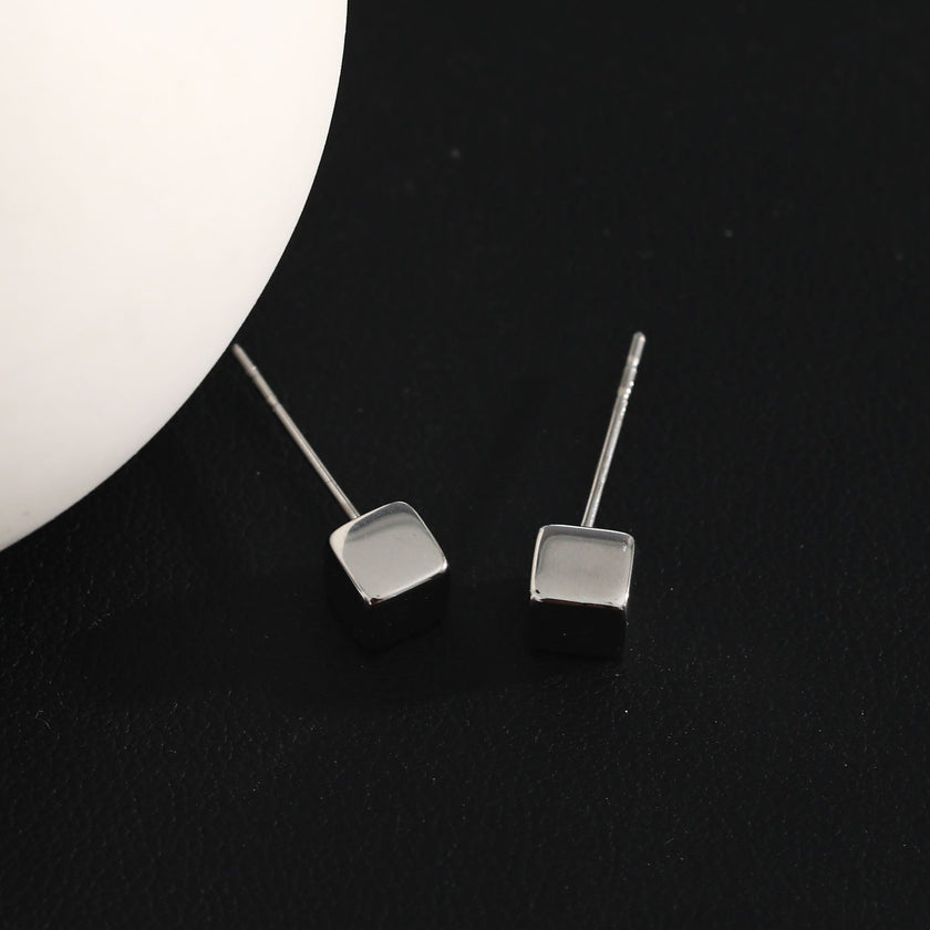 Style SYNNE: Square Bead Minimalist Stud Earrings in Gold & Silver