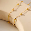 VIGO : Collier en chaîne dorée avec perles ovales et rondes, simple et essentiel.