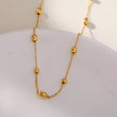 VIGO : Collier en chaîne dorée avec perles ovales et rondes, simple et essentiel.