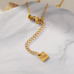 VIGO : Collier en chaîne dorée avec perles ovales et rondes, simple et essentiel.
