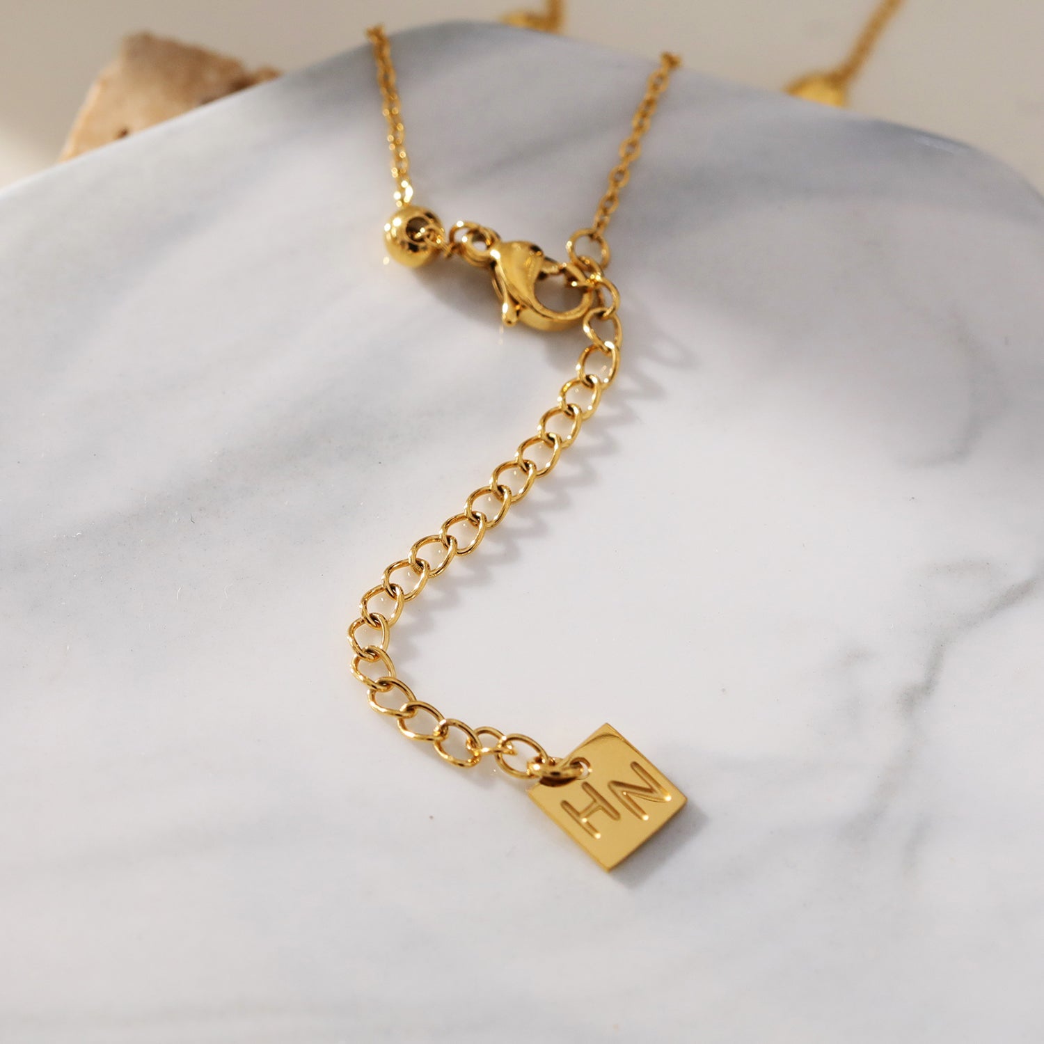 VIGO : Collier en chaîne dorée avec perles ovales et rondes, simple et essentiel.