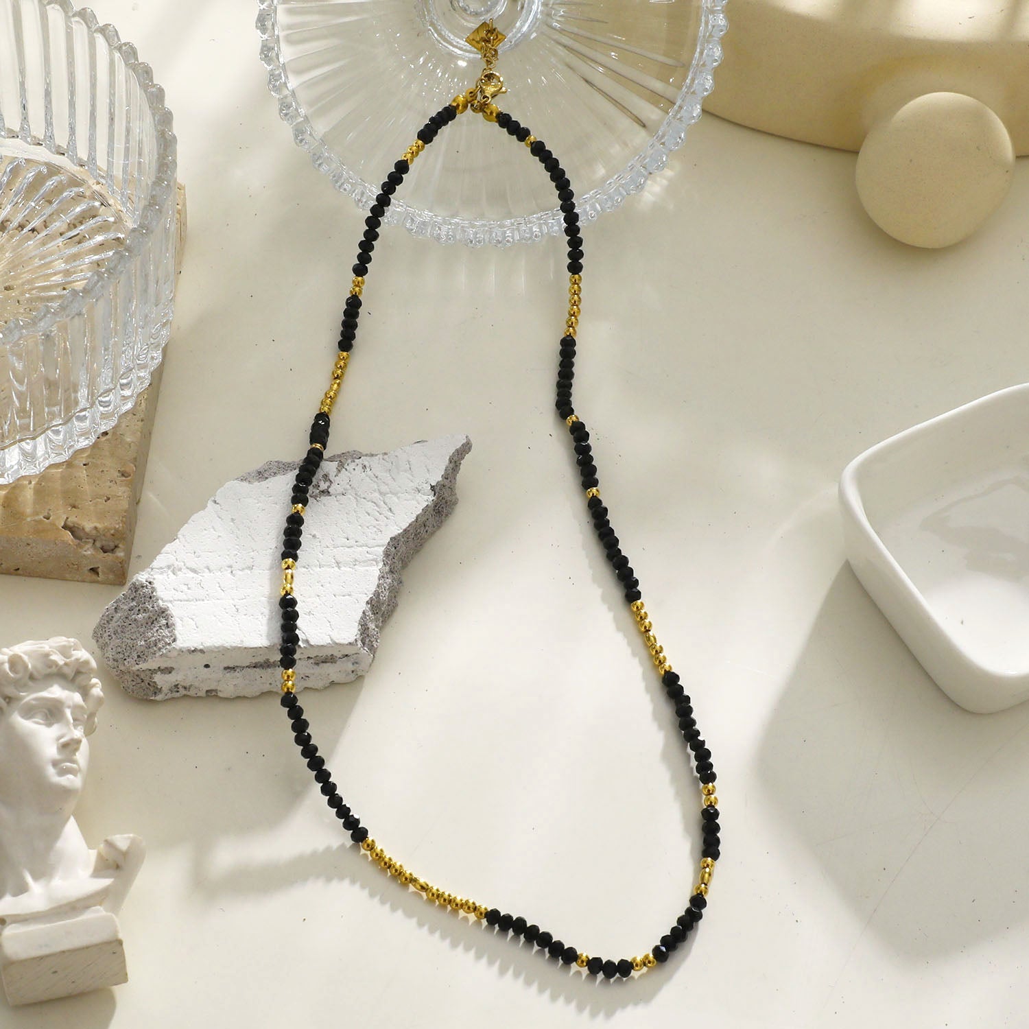 Collier LINA en cristal noir et perles dorées.