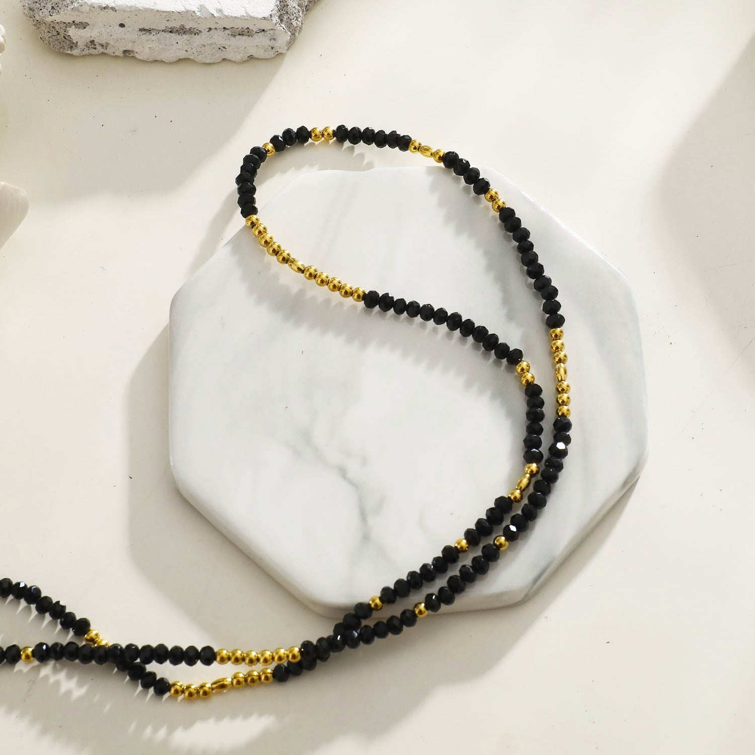 Collier LINA en cristal noir et perles dorées.