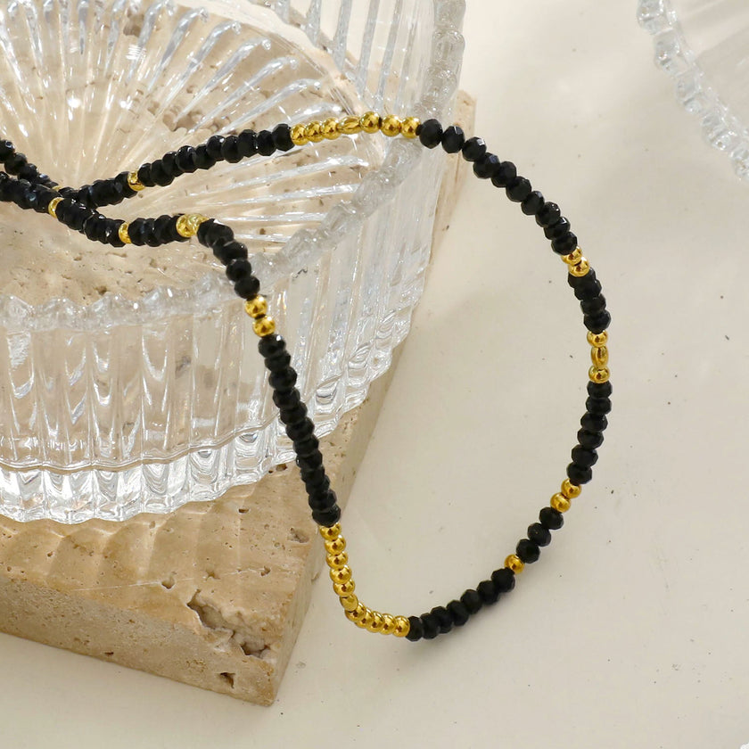 Collier LINA en cristal noir et perles dorées.