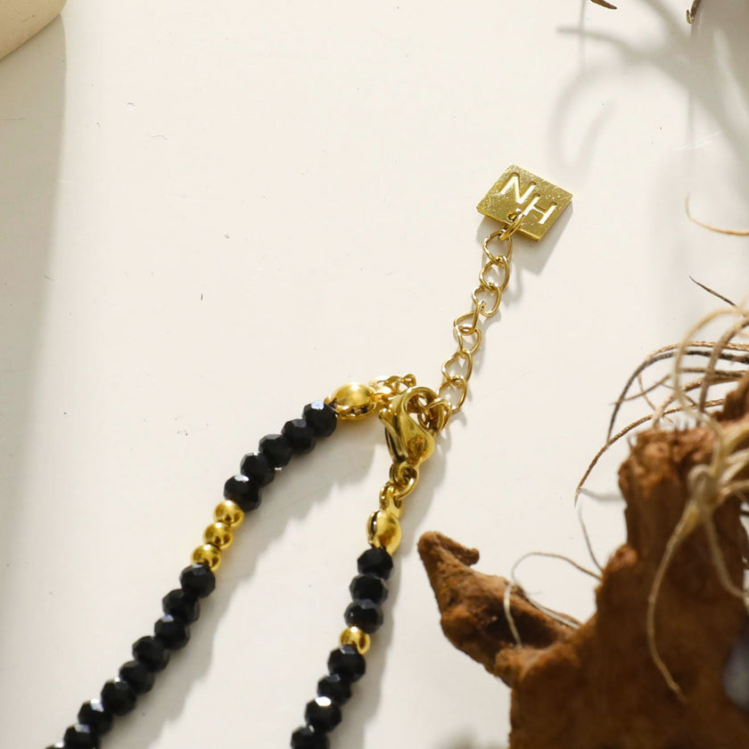 Collier LINA en cristal noir et perles dorées.