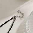Collier RITA à chaîne perlée noir et argent avec pendentif dent en argent gravé.