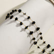 Collier SARA en perles carrées dorées miniatures et pierres naturelles noires.