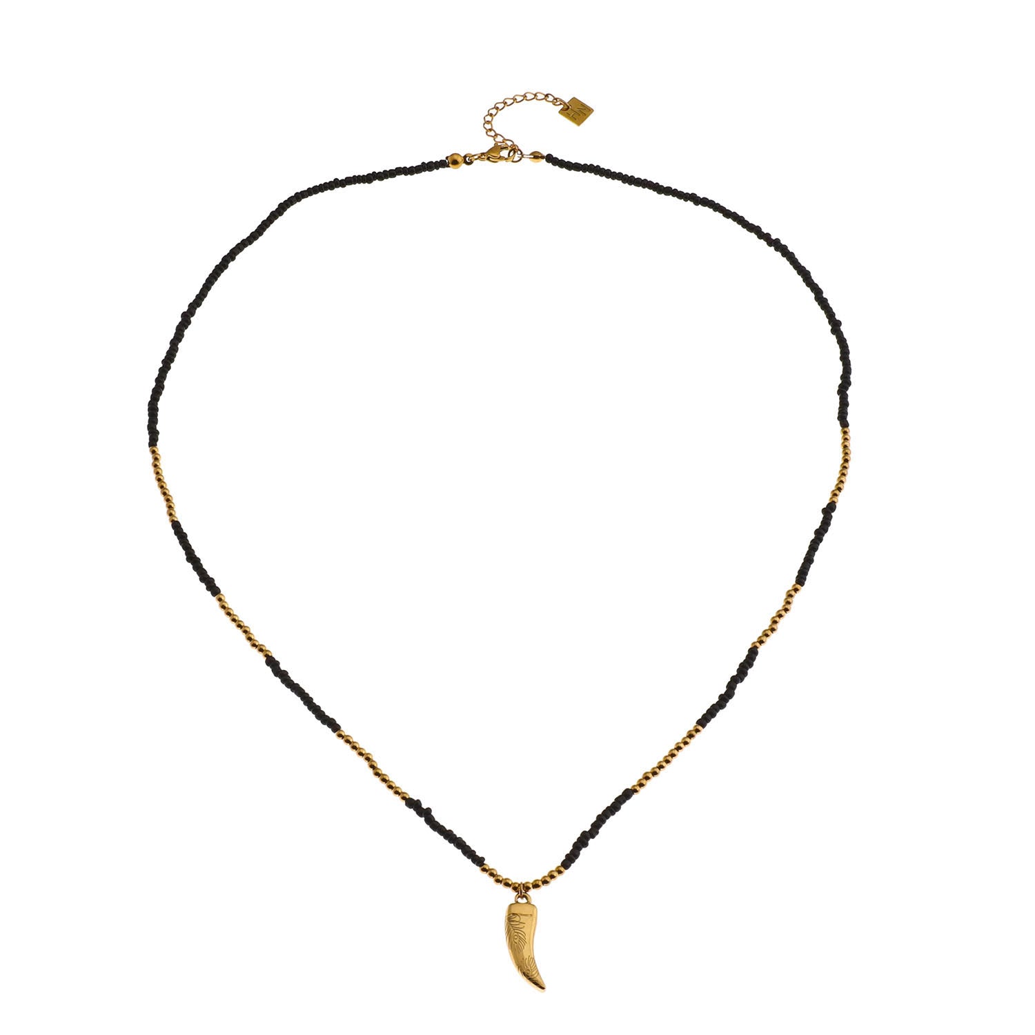 Collier RITA à chaîne perlée noir et or avec pendentif dent en or gravé.