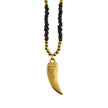 Collier RITA à chaîne perlée noir et or avec pendentif dent en or gravé.