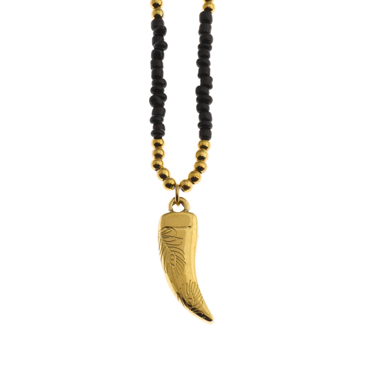 Collier RITA à chaîne perlée noir et or avec pendentif dent en or gravé.