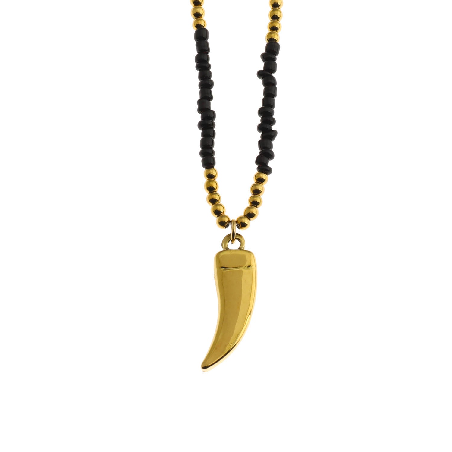 Collier RITA à chaîne perlée noir et or avec pendentif dent en or gravé.
