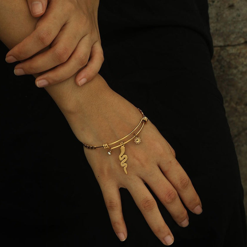 CATALINA Or : Bracelet avec breloques en forme de serpent, symbole solaire et zircone (CZ)