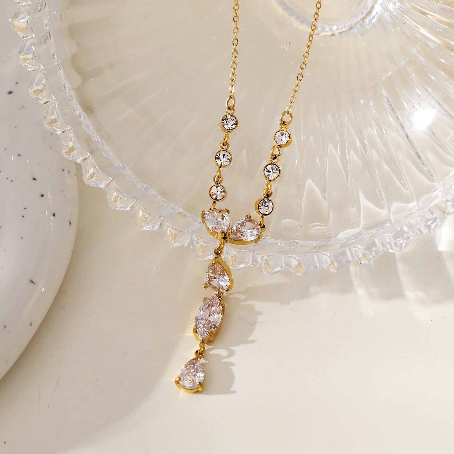Style BUCKIE : Collier avec plusieurs pendentifs et chaîne en zircone.