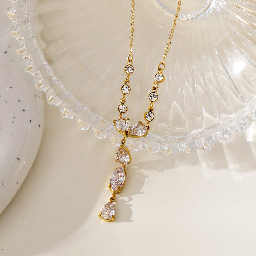 Style BUCKIE : Collier avec plusieurs pendentifs et chaîne en zircone.
