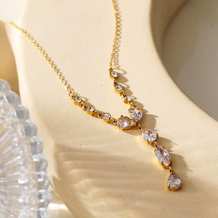 Style BUCKIE : Collier avec plusieurs pendentifs et chaîne en zircone.