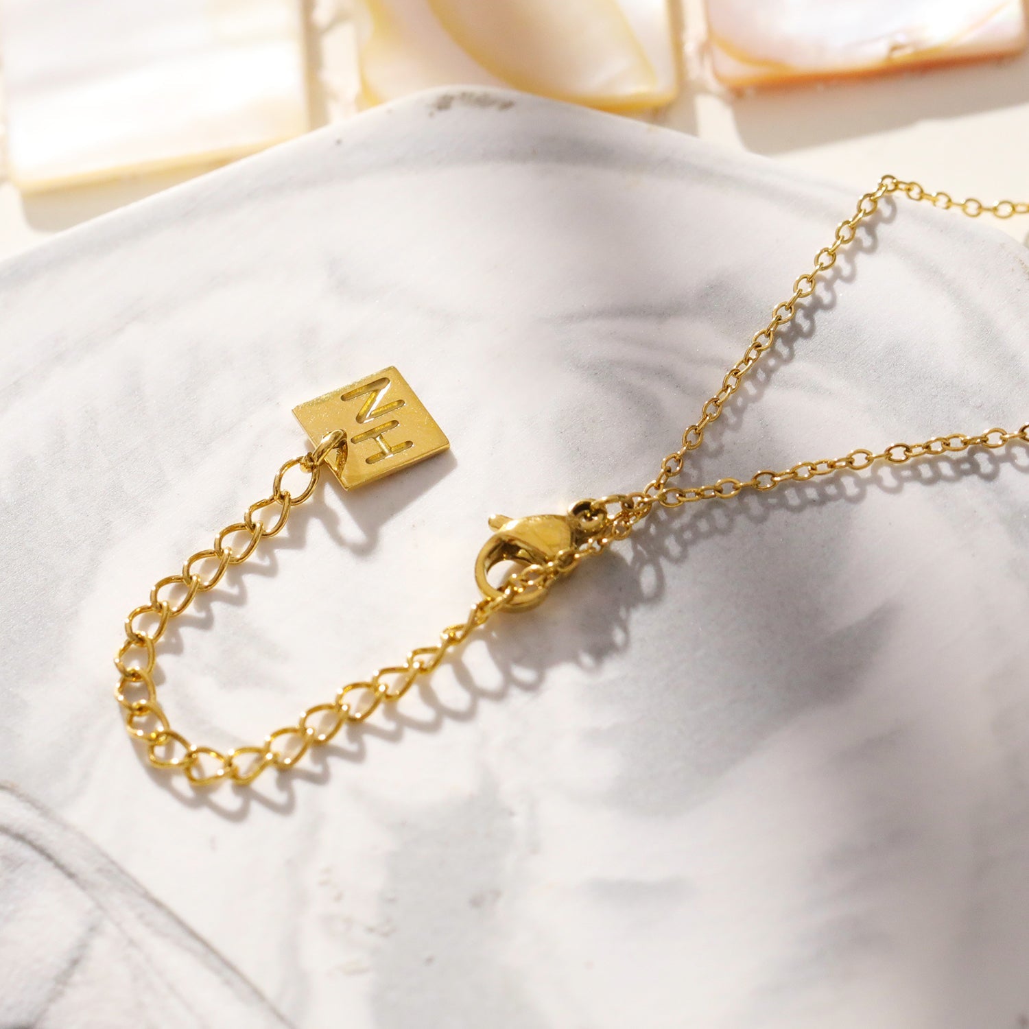 Style BUCKIE : Collier avec plusieurs pendentifs et chaîne en zircone.