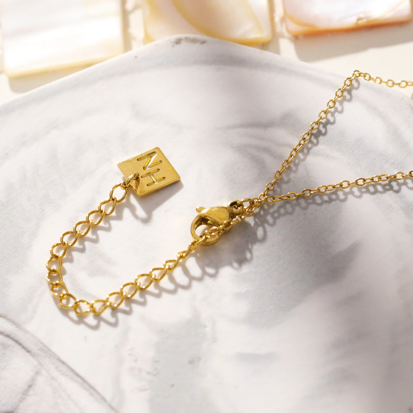 Style BUCKIE : Collier avec plusieurs pendentifs et chaîne en zircone.