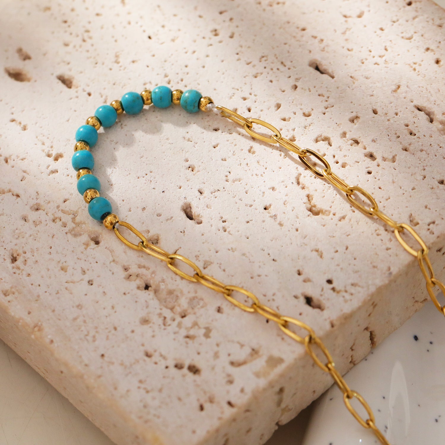 LIZBOA : Collier combiné chaîne à maillons et pierres de chalchite.