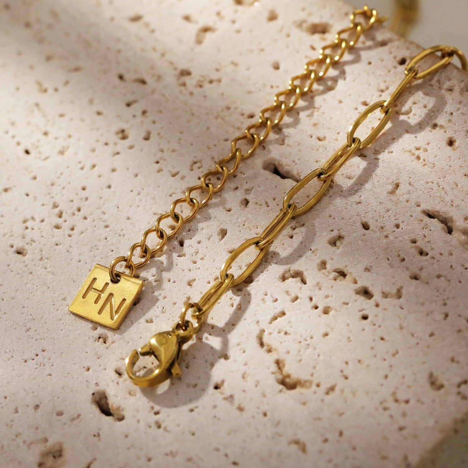 LIZBOA : Collier combiné chaîne à maillons et pierres de chalchite.