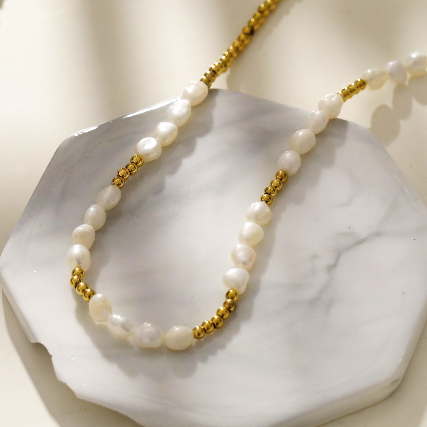 HELGA : Collier de perles et de billes de différentes formes et couleurs - Strands of Beauty