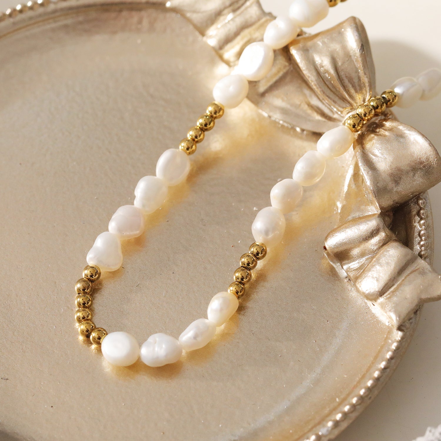 HELGA : Collier de perles et de billes de différentes formes et couleurs - Strands of Beauty