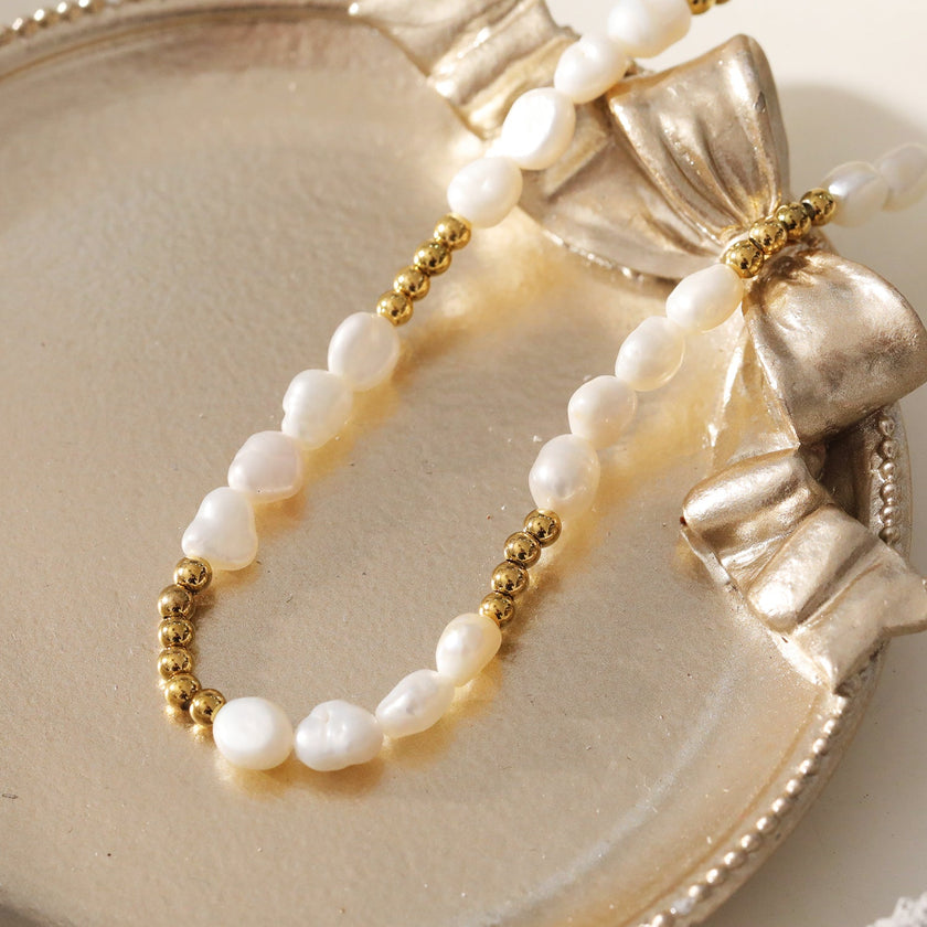 HELGA : Collier de perles et de billes de différentes formes et couleurs - Strands of Beauty