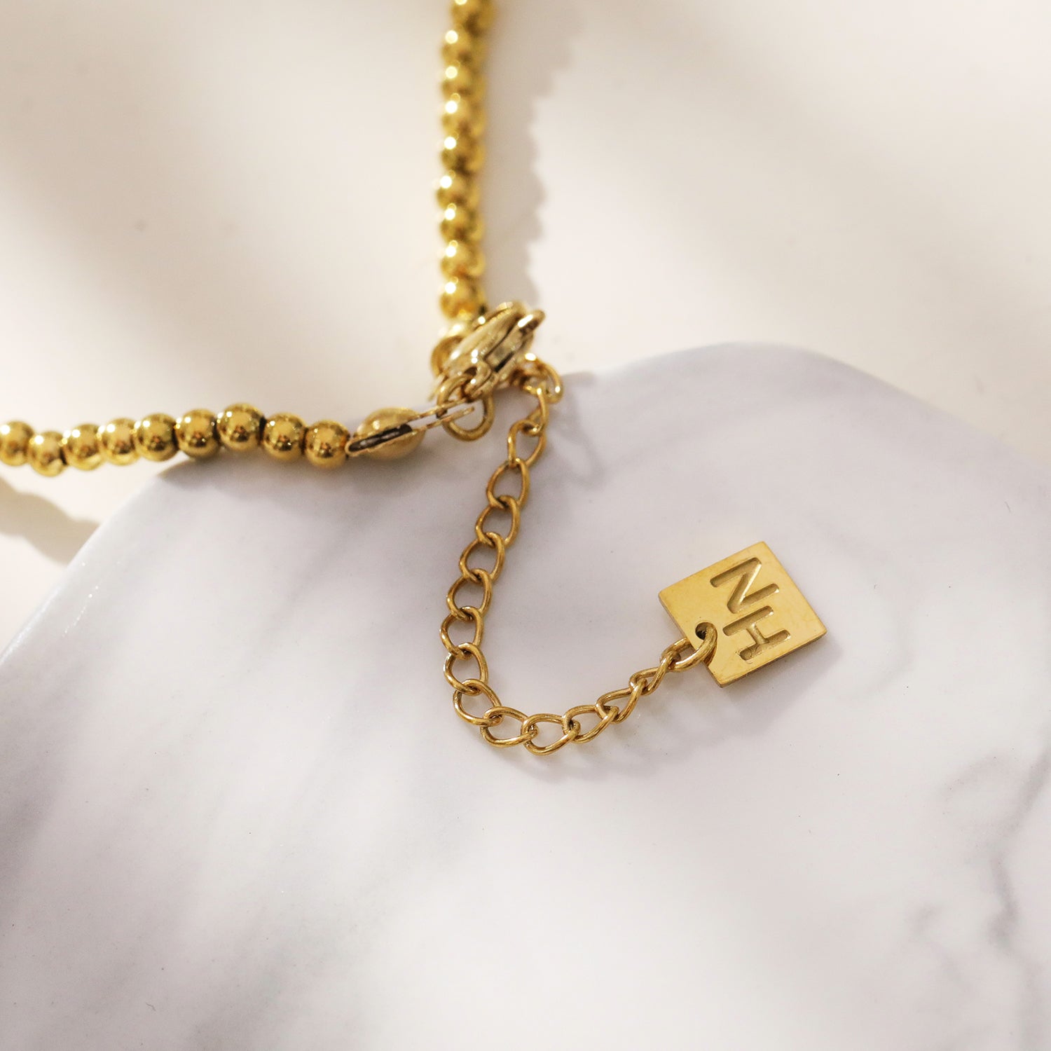 HELGA : Collier de perles et de billes de différentes formes et couleurs - Strands of Beauty